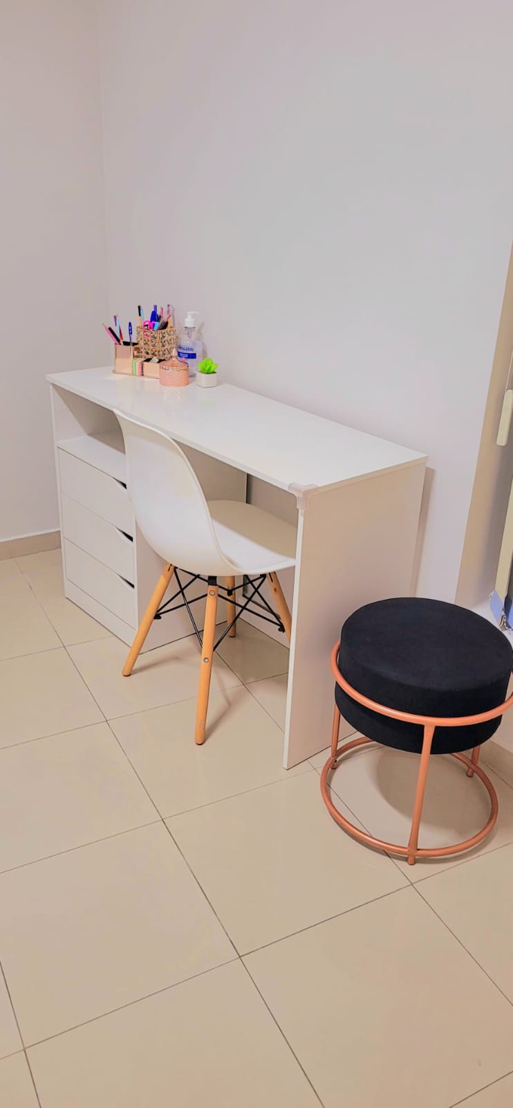 Mesa branca com cadeira